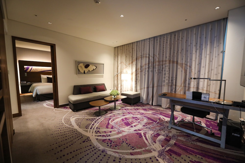 Junior Suite con 1 Cama King Size del hotel Novotel Ambassador Suwon. Foto 2