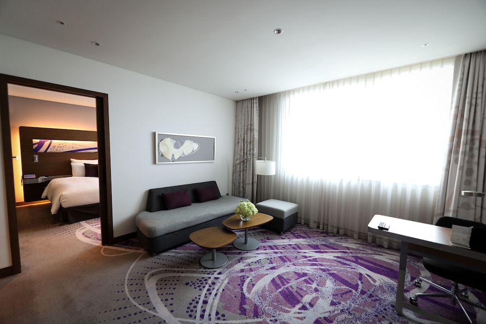 Junior Suite con 1 Cama King Size del hotel Novotel Ambassador Suwon. Foto 5