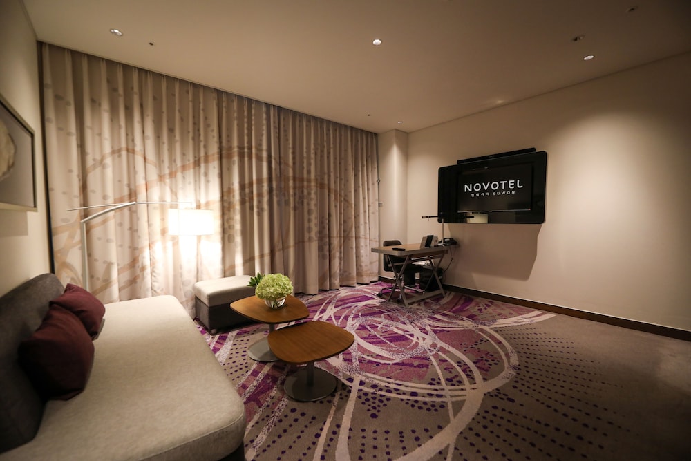 Junior Suite con 1 Cama King Size del hotel Novotel Ambassador Suwon. Foto 6