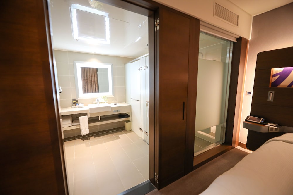 Junior Suite con 1 Cama King Size del hotel Novotel Ambassador Suwon. Foto 9