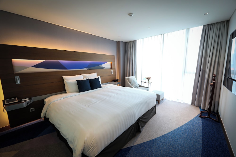 Suite Ejecutiva con cama King del hotel Novotel Ambassador Suwon. Foto 1