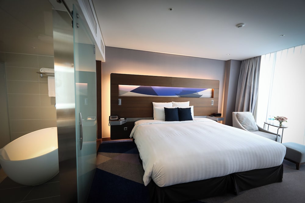 Suite Ejecutiva con cama King del hotel Novotel Ambassador Suwon. Foto 2
