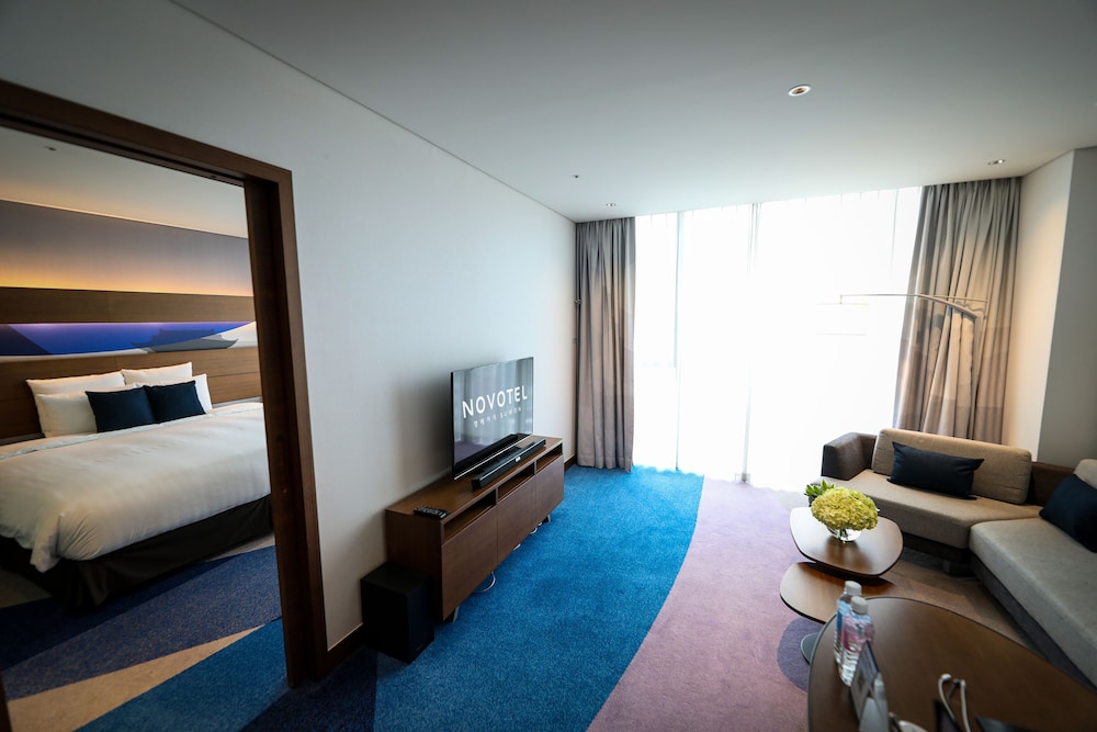 Suite Ejecutiva con cama King del hotel Novotel Ambassador Suwon. Foto 3