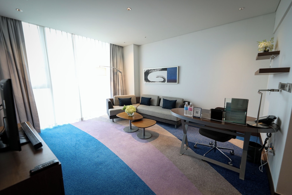 Suite Ejecutiva con cama King del hotel Novotel Ambassador Suwon. Foto 4