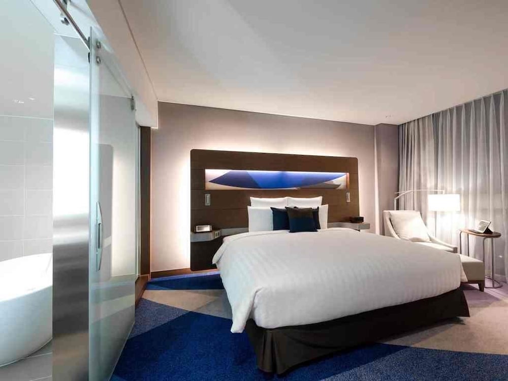 Suite Ejecutiva con cama King del hotel Novotel Ambassador Suwon. Foto 6