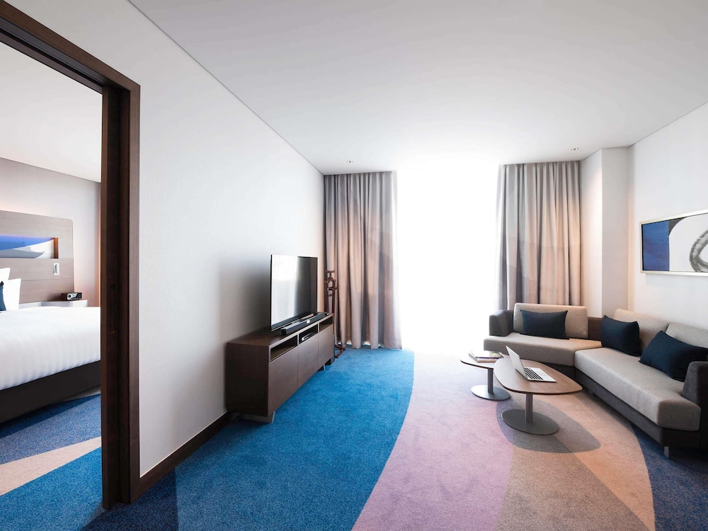 Suite Ejecutiva con cama King del hotel Novotel Ambassador Suwon. Foto 7