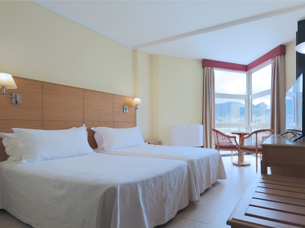 Habitación con 1 cama doble o 2 individuales, vistas al jardín del hotel Dom Pedro Madeira