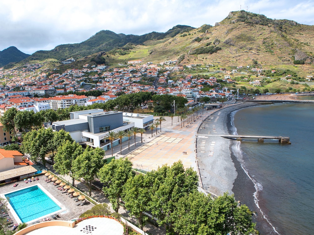 Habitación con 1 cama doble o 2 individuales, vistas a la bahía del hotel Dom Pedro Madeira. Foto 1