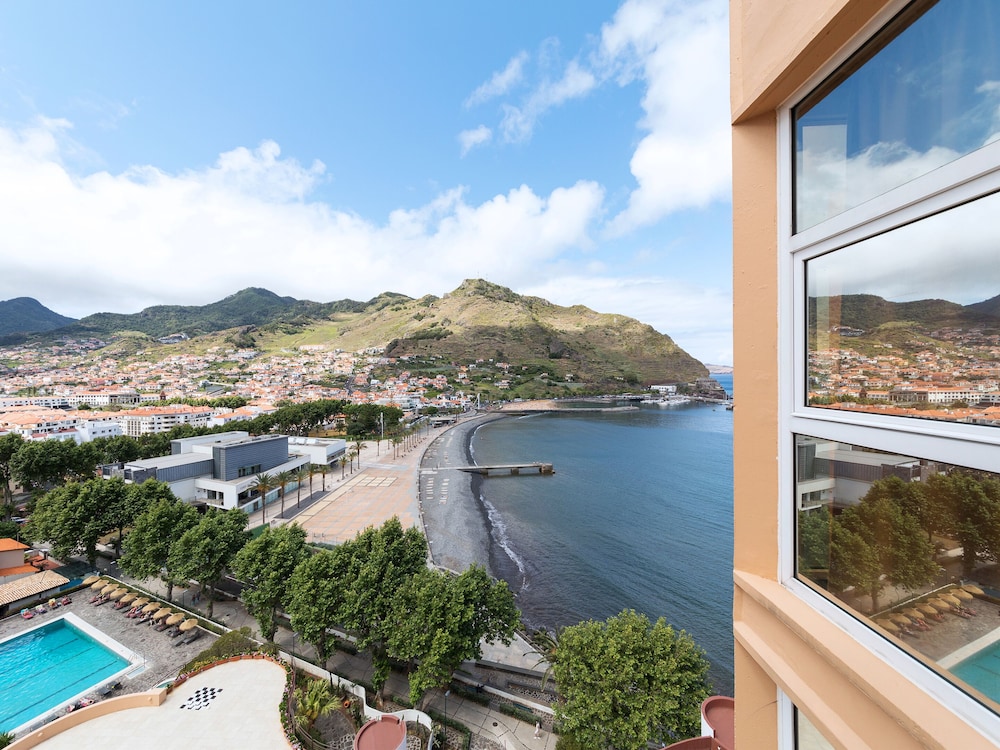 Habitación con 1 cama doble o 2 individuales, vistas a la bahía del hotel Dom Pedro Madeira. Foto 3