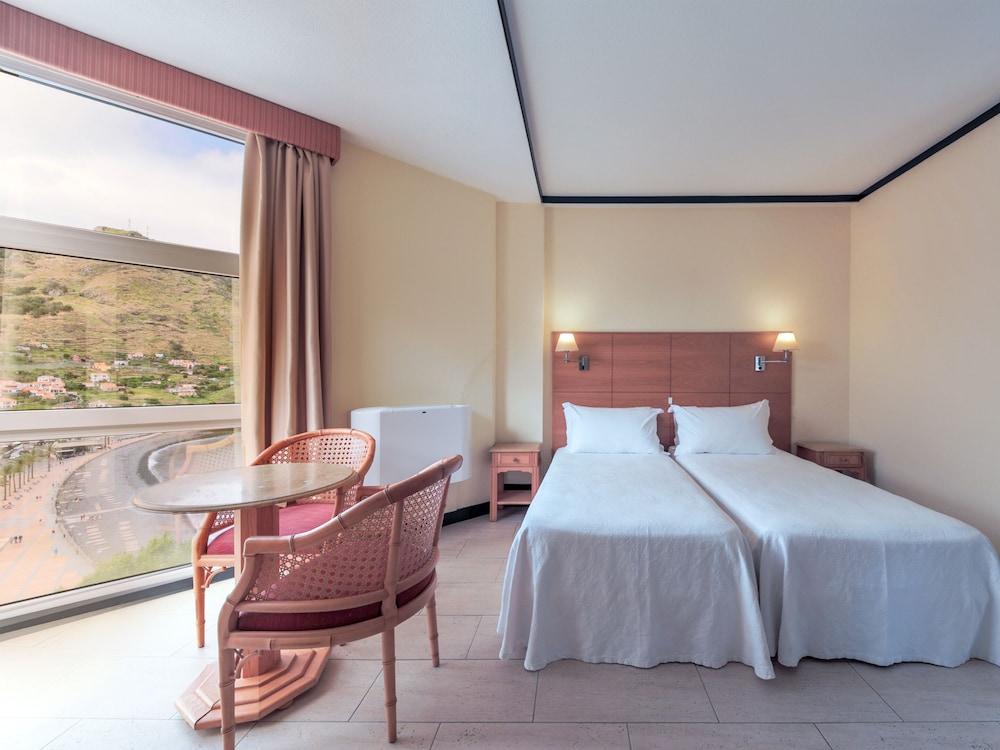 Habitación triple, vistas a la bahía del hotel Dom Pedro Madeira