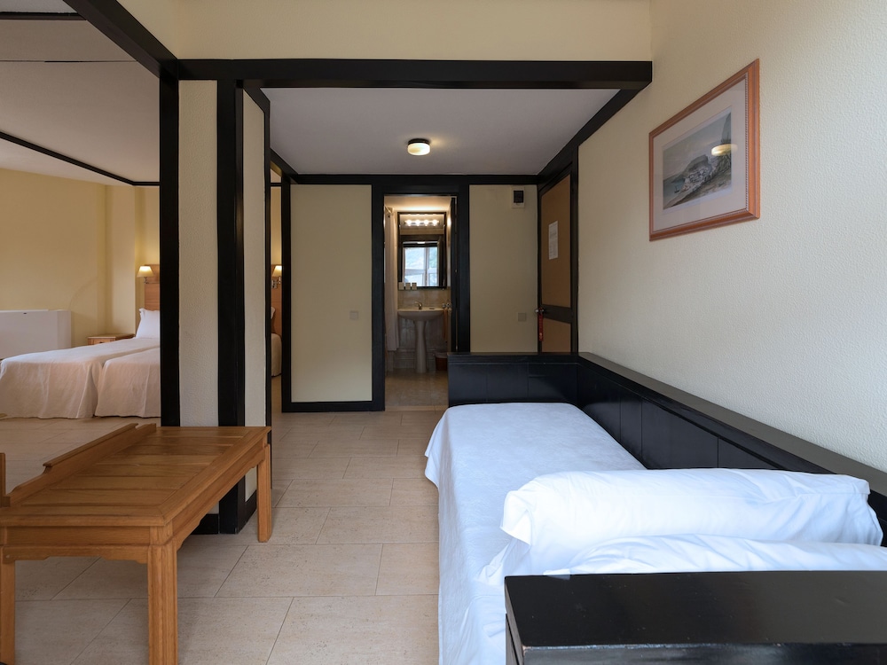 Habitación triple, vistas a la bahía del hotel Dom Pedro Madeira. Foto 2
