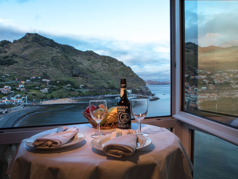 Suite junior, vistas al mar del hotel Dom Pedro Madeira. Foto 3