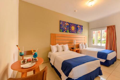 Habitación Estándar - 2 camas dobles del hotel Decameron Los Cocos Guayabitos, Ramada All-Inclusive Resort. Foto 1