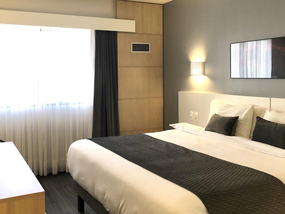 Habitación de categoría superior con cama doble y vistas al mar del hotel Mercure Camboriu