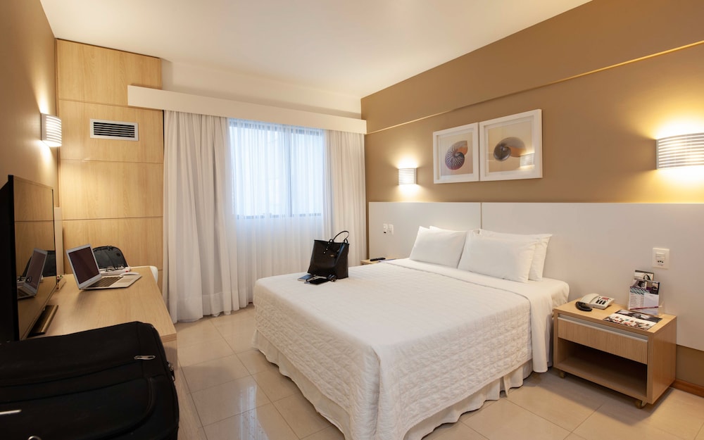 Habitación de categoría superior con cama doble y vistas al mar del hotel Mercure Camboriu. Foto 1