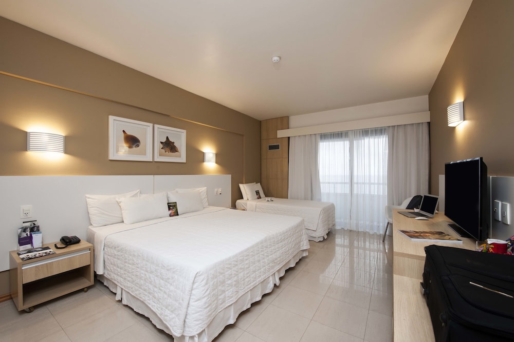 Habitación Standard con una cama doble y una cama individual del hotel Mercure Camboriu. Foto 1