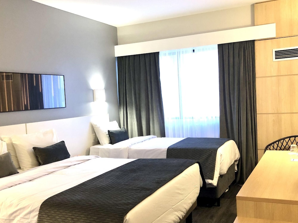 Apartamento de categoría superior con balcón, una cama doble y una cama individual del hotel Mercure Camboriu