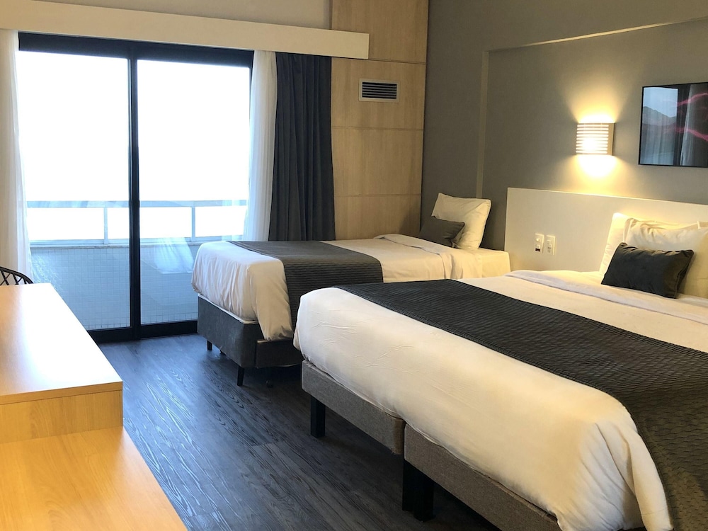 Apartamento de categoría superior con balcón, una cama doble y una cama individual del hotel Mercure Camboriu. Foto 3