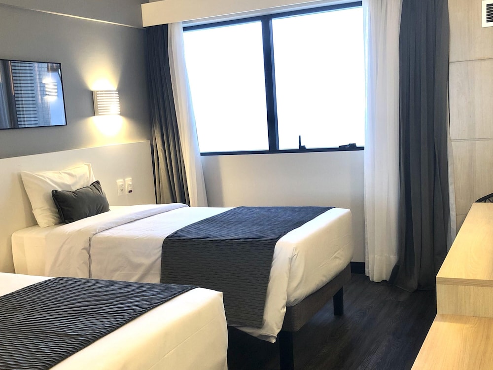 Habitación de categoría superior con 2 camas individuales y vistas al mar del hotel Mercure Camboriu