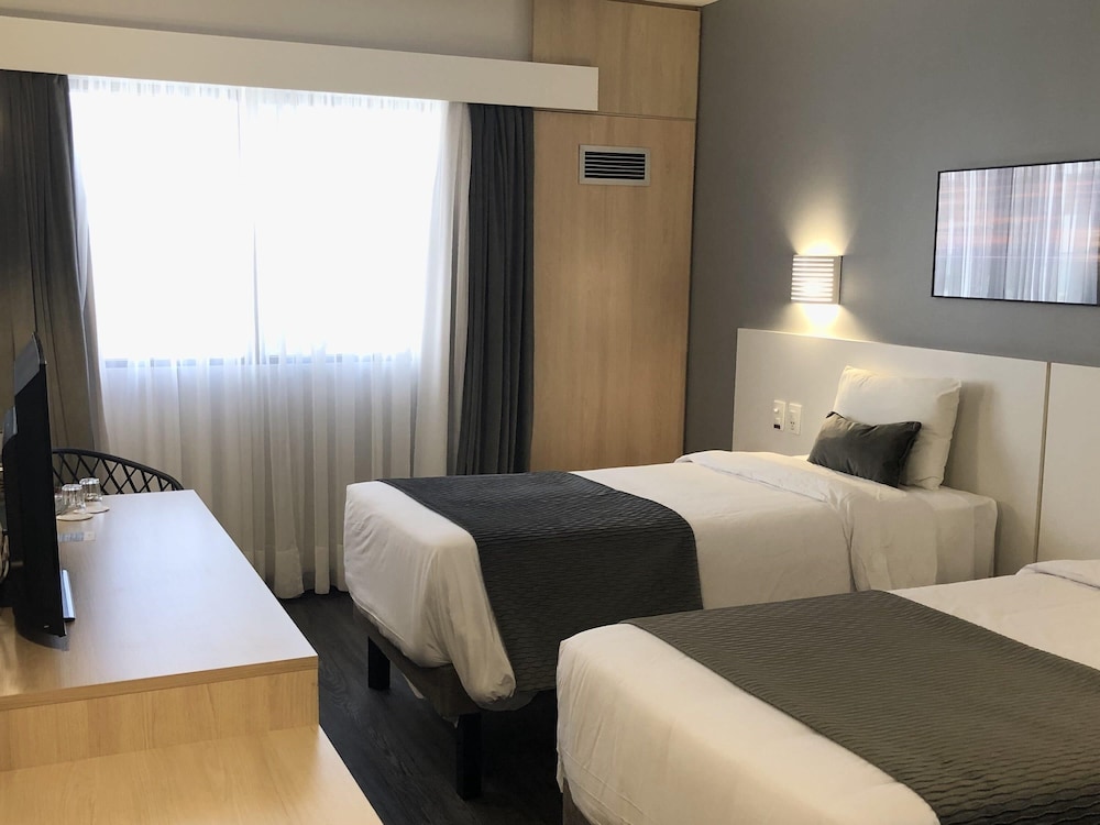 Habitación Deluxe con 2 camas individuales y balcón con vistas al mar del hotel Mercure Camboriu