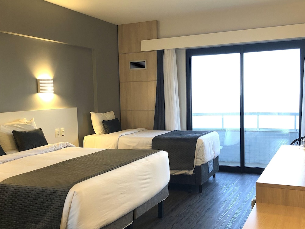 Habitación Luxury con una cama doble y balcón con vistas al mar del hotel Mercure Camboriu