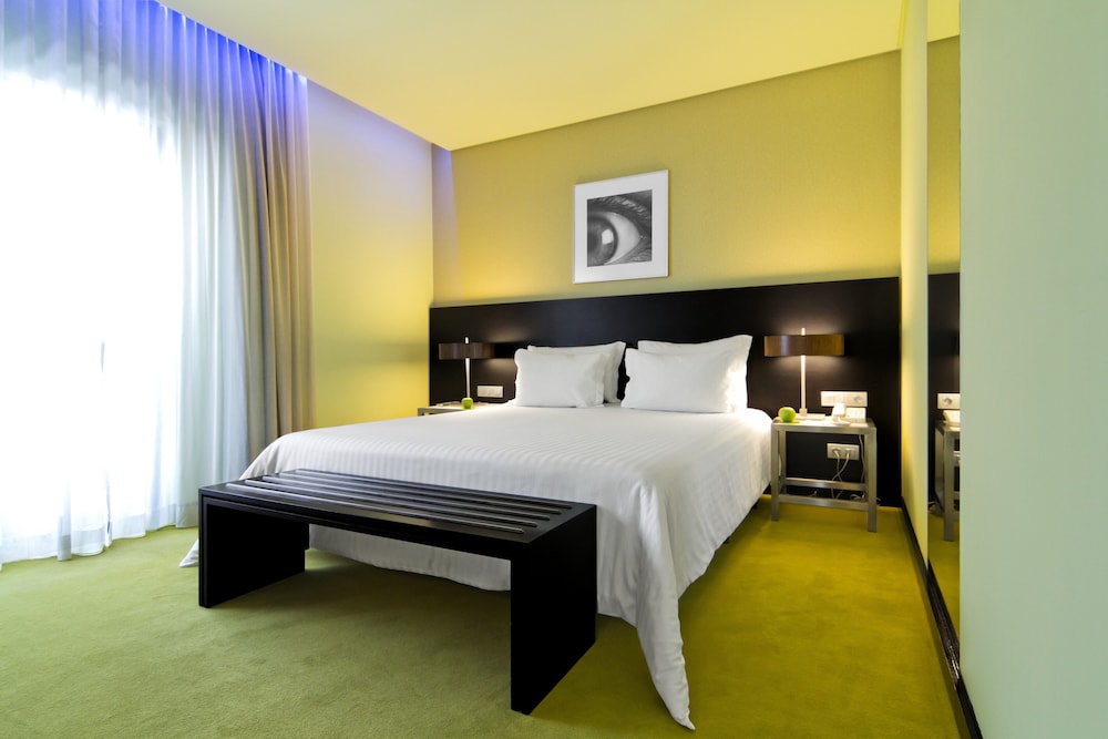Habitación con 1 cama doble o 2 individuales del hotel Sana Capitol. Foto 1