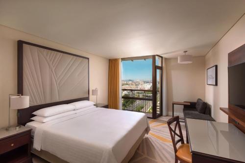 Habitación Executive con cama extragrande, acceso al club lounge, 1 cama extragrande y balcón - Planta superior del hotel Lisbon Marriott
