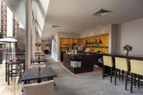Habitación Executive con cama extragrande, acceso al club lounge, 1 cama extragrande y balcón - Planta superior del hotel Lisbon Marriott. Foto 6