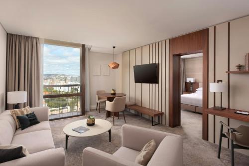 Suite Executive con acceso al club lounge, 1 dormitorio executive, 1 cama extragrande y balcón del hotel Lisbon Marriott