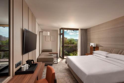 Signature King, Guest room, 1 King, Balcony del hotel Lisbon Marriott
