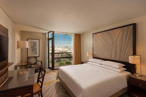 Habitación renovada con vistas a la piscina - Cama extragrande del hotel Lisbon Marriott. Foto 3