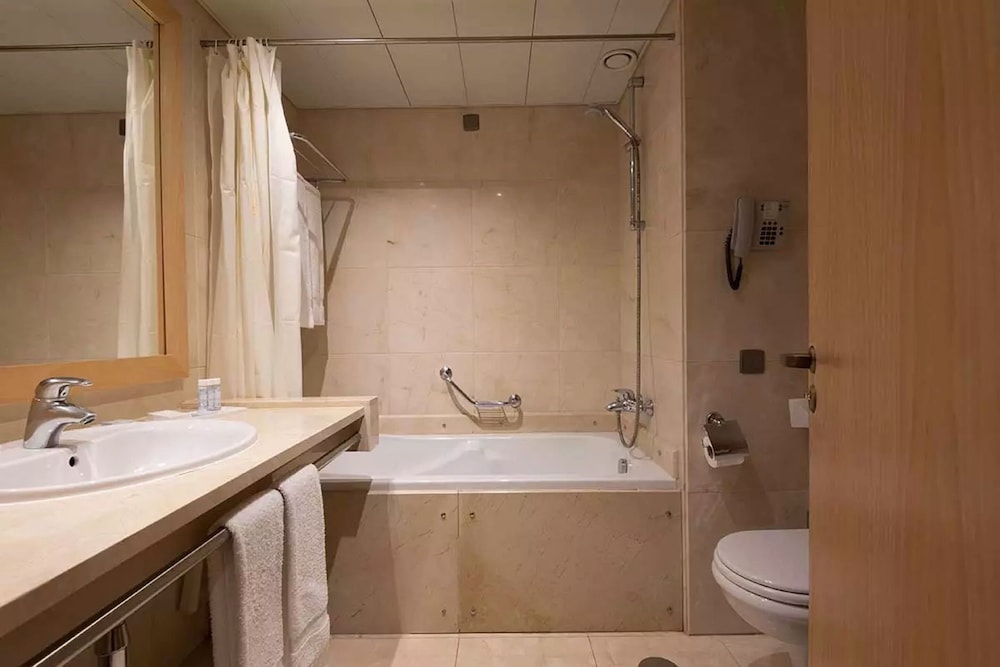 Habitación superior con 1 cama doble o 2 individuales del hotel Real Palacio. Foto 6