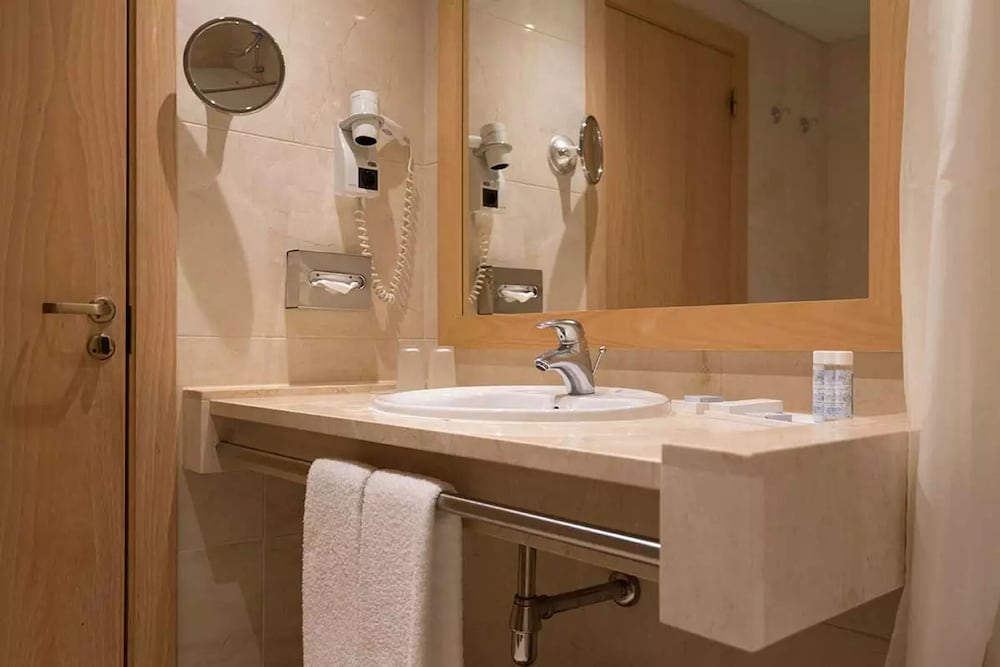 Habitación estándar doble del hotel Real Palacio. Foto 5