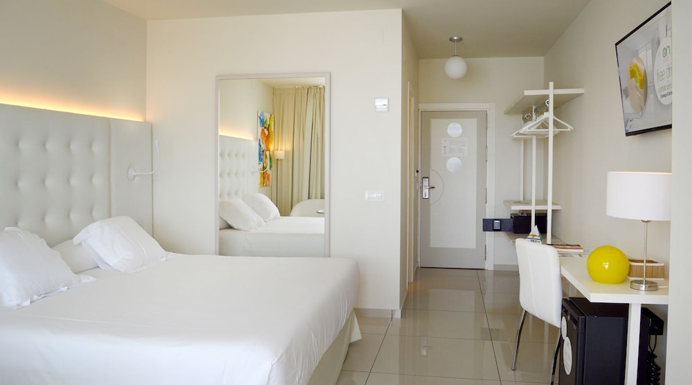 Habitación Doble Estándar (Vista Urbanización) del hotel On Hotels Oceanfront - Adults Only
