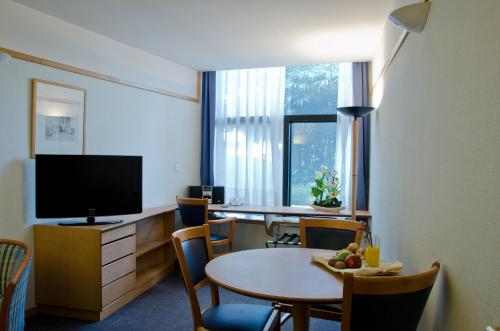 Apartamento Con Cocina 1 habitación Sofá Cama incluido 1 Cama doble del hotel Vip Executive Eden. Foto 7