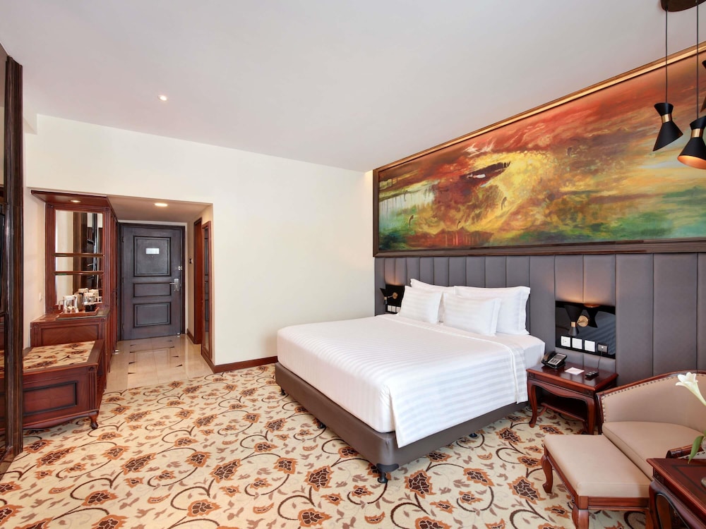 Habitación Deluxe, 1 cama de matrimonio grande del hotel Grand Mercure Medan Angkasa. Foto 2