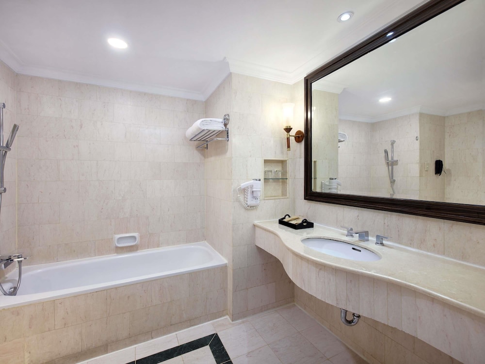 Habitación Deluxe, 1 cama de matrimonio grande del hotel Grand Mercure Medan Angkasa. Foto 3