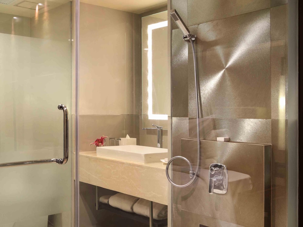Habitación Premier, 1 cama de matrimonio grande del hotel Grand Mercure Medan Angkasa. Foto 2