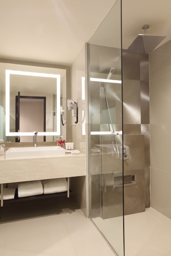 Habitación Premier, 1 cama de matrimonio grande del hotel Grand Mercure Medan Angkasa. Foto 3
