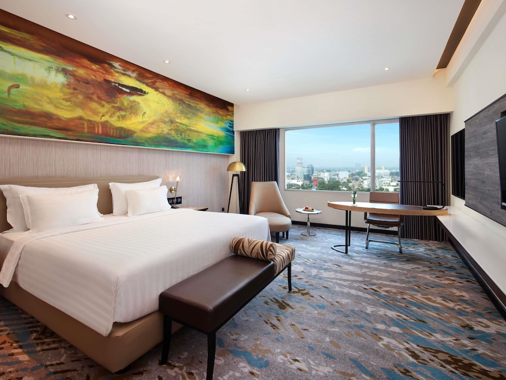 Habitación ejecutiva, 1 cama de matrimonio grande del hotel Grand Mercure Medan Angkasa. Foto 1