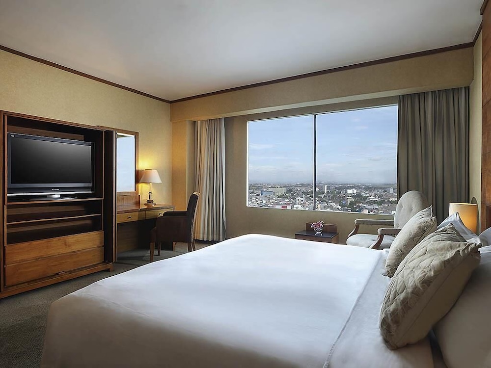 Suite Deluxe, 1 cama de matrimonio grande del hotel Grand Mercure Medan Angkasa. Foto 1