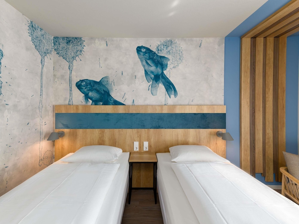 Habitación estándar con camas individuales del hotel Ibis Styles Regensburg. Foto 2