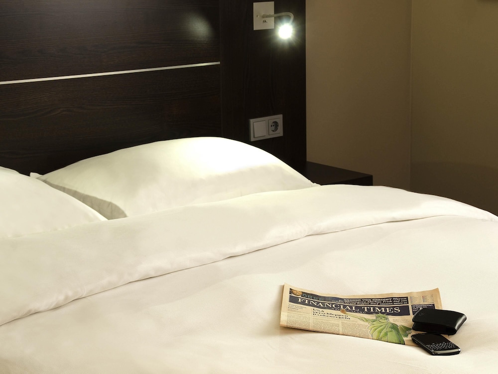 Habitación estándar con cama queen - size del hotel Mercure Luedenscheid. Foto 1