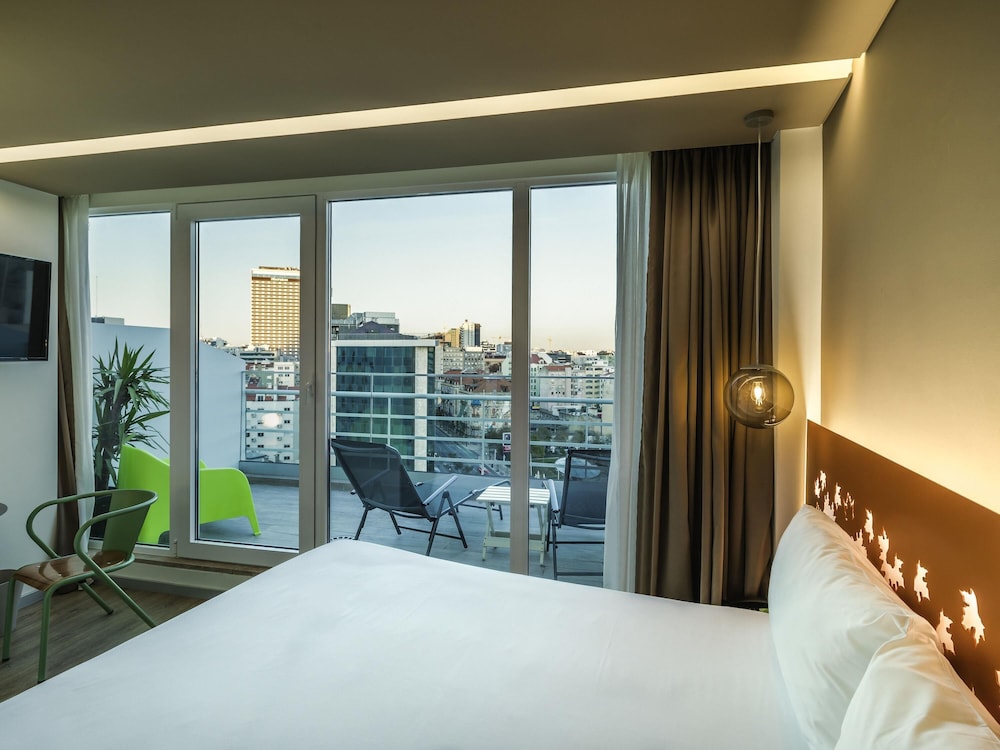 Habitación doble de categoría superior con balcón del hotel Ibis Styles Lisboa Centro Marquês De Pombal