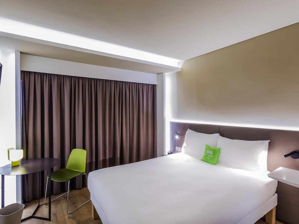 Habitación de categoría superior con 1 cama Queen Size del hotel Ibis Styles Lisboa Centro Marquês De Pombal. Foto 2
