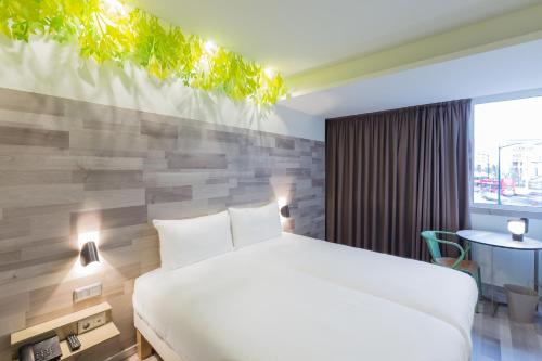 Habitación de categoría superior con dos camas individuales del hotel Ibis Styles Lisboa Centro Marquês De Pombal