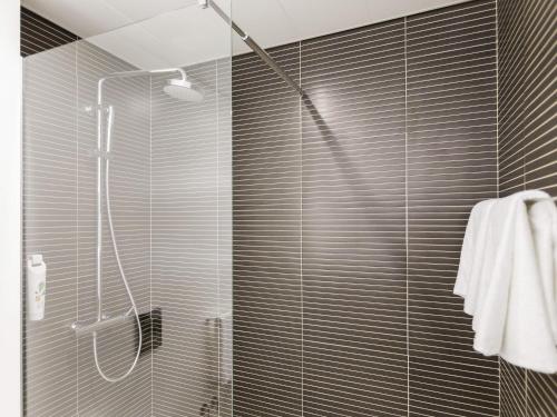 Habitación de categoría superior con dos camas individuales del hotel Ibis Styles Lisboa Centro Marquês De Pombal. Foto 1