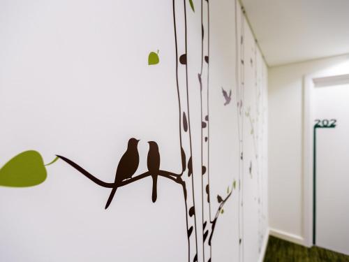 Habitación de categoría superior con dos camas individuales del hotel Ibis Styles Lisboa Centro Marquês De Pombal. Foto 3