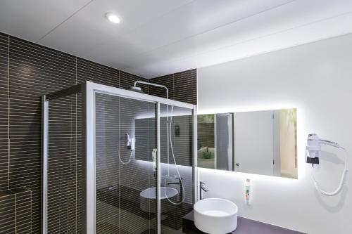 Habitación de categoría superior con dos camas individuales del hotel Ibis Styles Lisboa Centro Marquês De Pombal. Foto 4