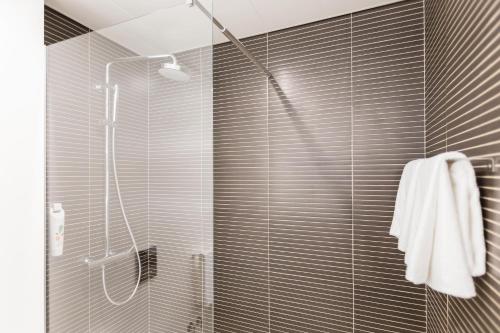 Habitación de categoría superior con dos camas individuales del hotel Ibis Styles Lisboa Centro Marquês De Pombal. Foto 5